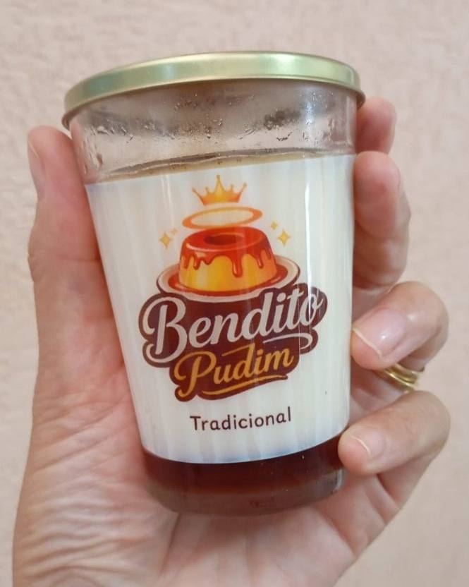 Pudim no copo segurado na mão